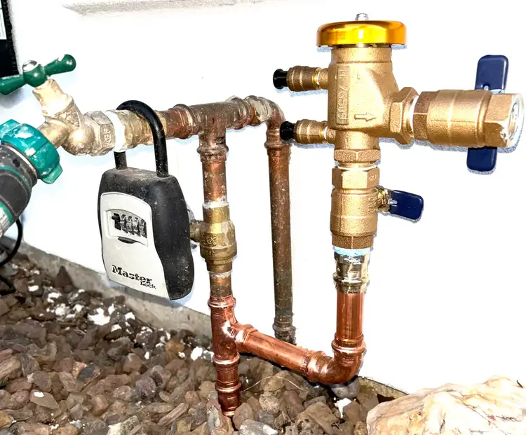 HOW TO PROTECT YOUR PIPES DURING WINTER
